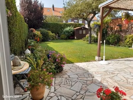 maison semi mitoyenne par le garage proche avenue blériot