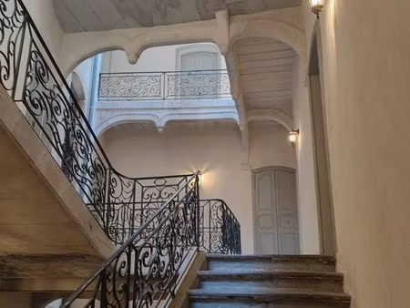 studio 20 m² rénové avec terrasse – centre-ville de nîmes