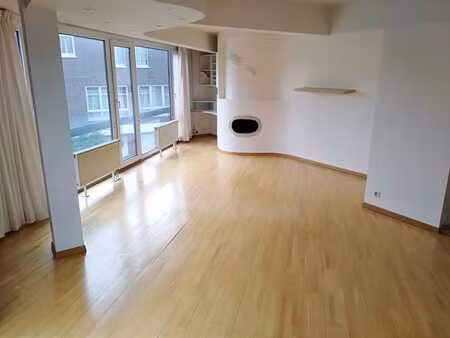 lumineux appartement à evere (bordet station/otan)