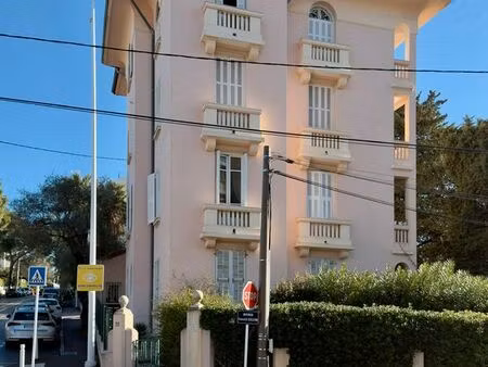 joli appartement à antibes avec un jardin
