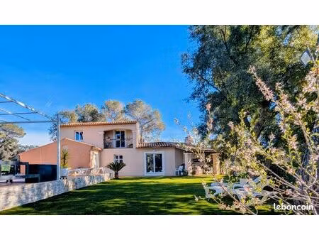 villa entièrement rénovée bordure golf avec piscine — saint-raphaël valescure — vente dire