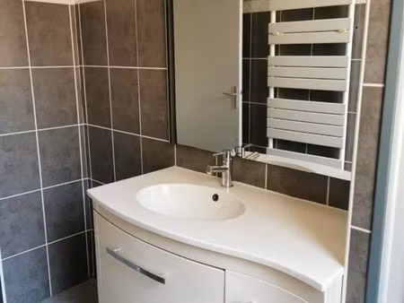 t3 proximité ville et complexe sportif