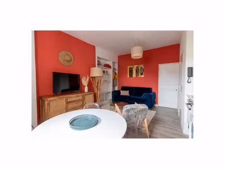 t2 duplex meublé 38 m² – vue château – hyper centre saumur – 600 cc