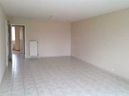 superbe appartement 2 chambres avec balcon plein sud.