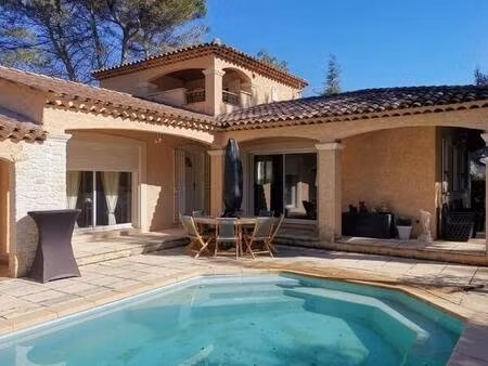 maison provençale avec piscine au pied du luberon