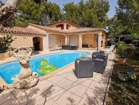 villa traditionnelle avec piscine au pied du luberon
