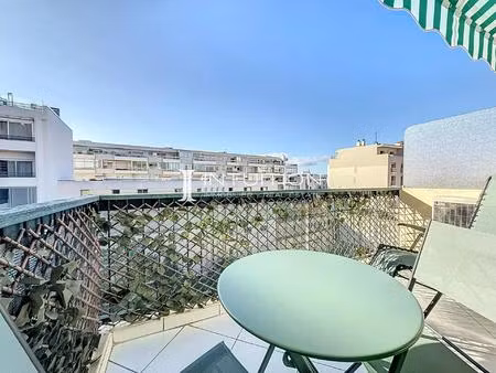 cannes - rue d'antibes : studio avec terrasse au dernier étage