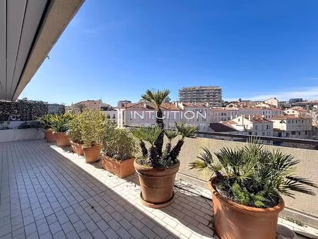 cannes - palais de justice : vaste 2 pièces traversant au dernier étage avec deux...