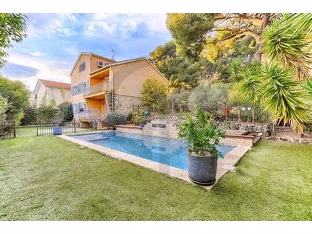 propriété exceptionnelle & lumineuse – villa d'exception / dépendances / parking –...