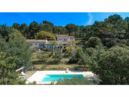 tourtour sur un merveilleux terrain deux villas avec piscine