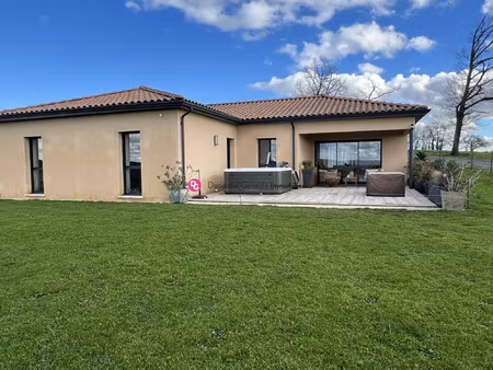 tres belle maison recente avec vue panoramique