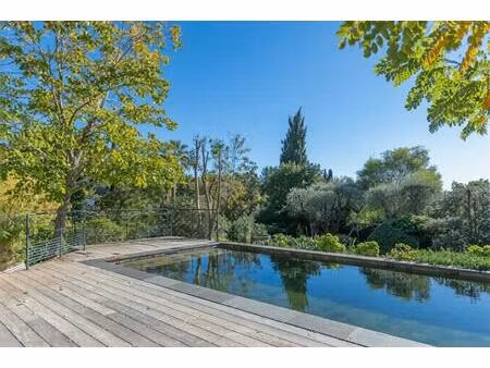 propriété familiale élégante avec potentiel d'extension sur la côte varoise