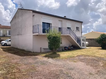 vente maison 4 pièces 130 m² à saint-jean-d'angély (17400)  191 700 €