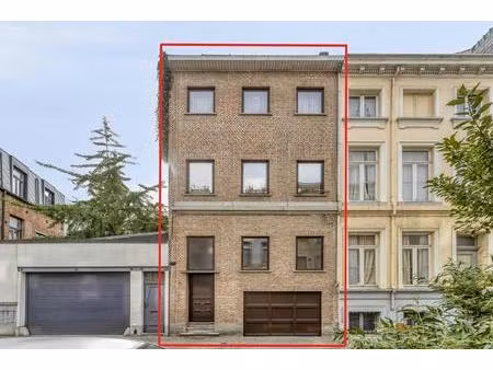 opbrengsteigendom met garage en 3 appartementen te koop