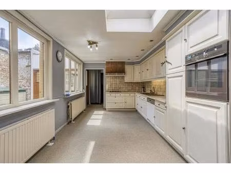 te renoveren huis met vier slaapkamers en tuin in kruibeke