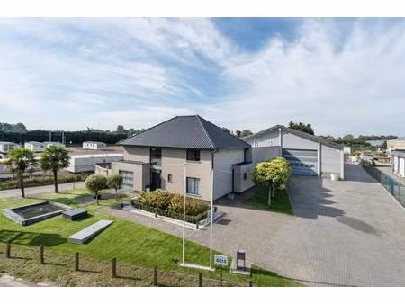 luxe villa met exclusieve tuin en 600m2 magazijn in kmo-zone