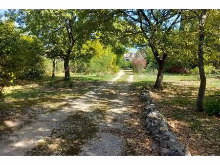 uzes 7 kms : dans village avec commerces :