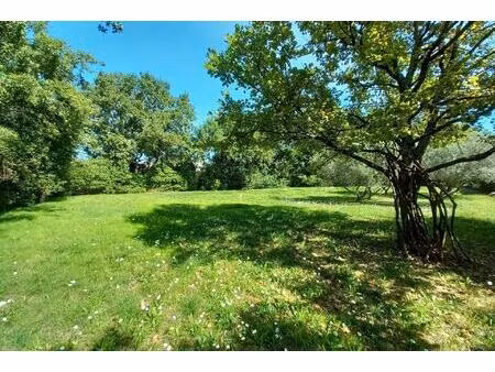 uzes 7 kms : dans village avec commerces :