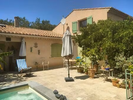 villa de 175 m2 entourée de nature sur un terrain de 4900 m2.