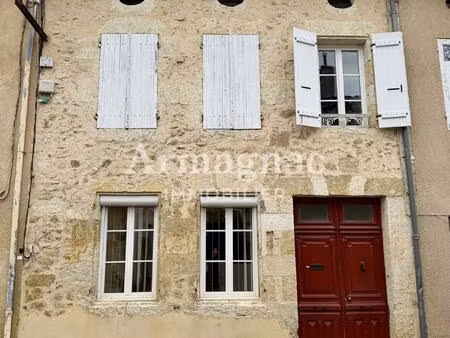 maison en pierre de ville avec cour