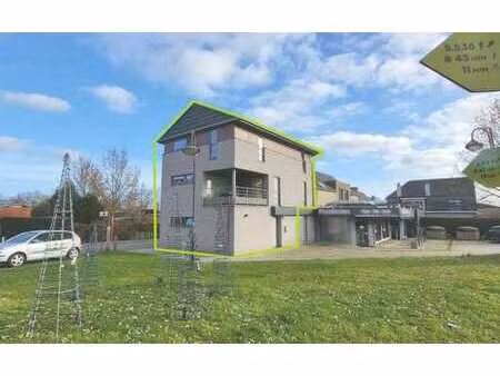 spacieux bâtiment mitoyen avec 3 chambres et garage