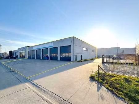 goed geïsoleerd en verwarmd magazijn (1.070m2) voorzien v...