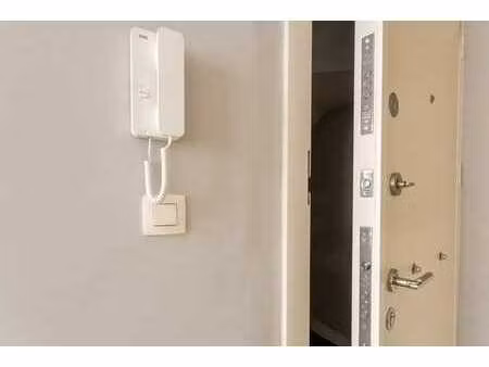 quartier dansaert  rez-de chaussée 1 chambre.