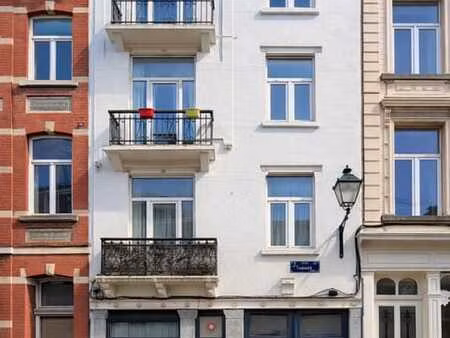 petit commerce extrêmement bien placé et sans pas-de-porte