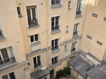 à vendre - studio en étage élevé sur cour.