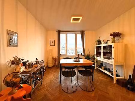 lumineux appartement 2 chambres avec terrasse dernier étage