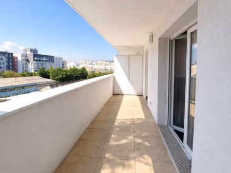 ** bel appart studio avec terrasse et parking **