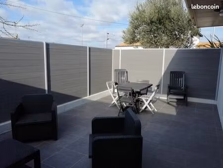 t2 meublé en très bon état  grande terrasse  place de parking  local à vélos