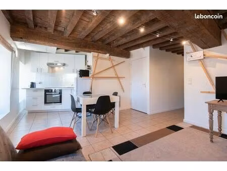 t2 42 m2 rénové et meublé  à 2 pas de la fnac et de la place aux herbes  sur cour intérieu