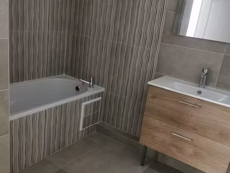 location f4 avec petit jardin