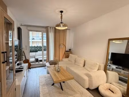 t2 meublé premium 45 m² – grande terrasse – parking – ascenseur – résidence sécurisée – ré