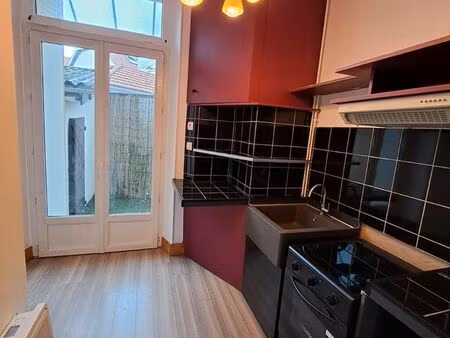 t1 rénové de 33 m² + terrasse et grand cabanon