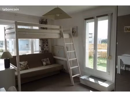 f1 lumineux avec terrasse et parking