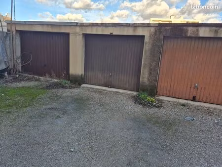 garage box fermé dans cour privée