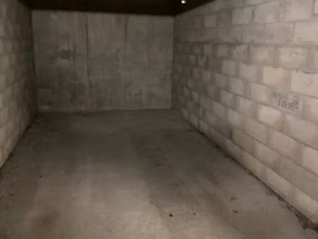 garage à louer rue albert camus : 90