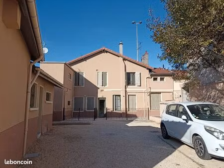 t2 40 m2 parking bail mobilite