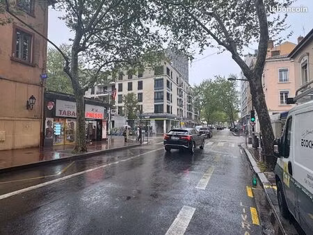 commerce habillement/textile 68 m²