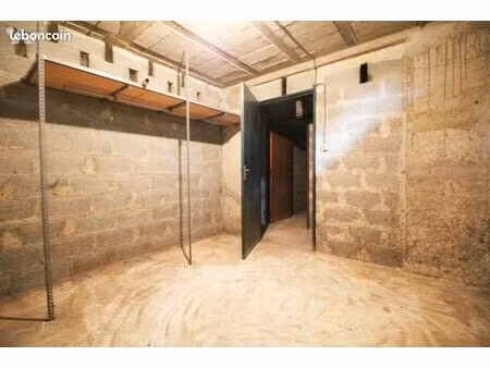 local divers 12 m² marseille 9