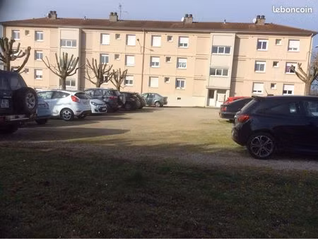 grand t3 de 82 m2  lumineux  propre aux calme