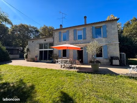 propriété 5 pièces 196 m²