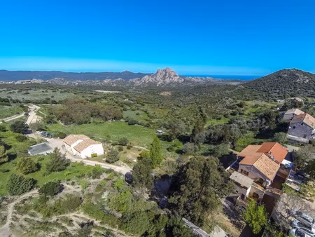 ensemble immobilier avec auberge et villa à casta
