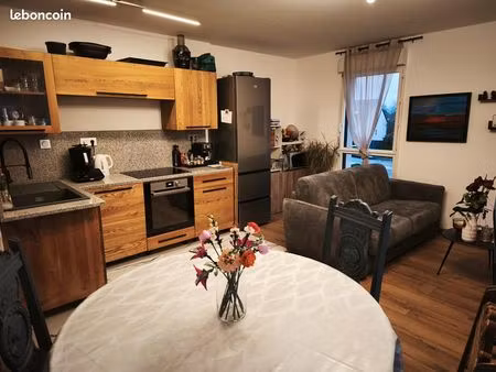 t2 lumineux de 45 m² – balcon – proche transports