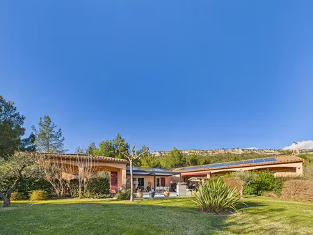 maison de standing à châteauneuf-le-rouge