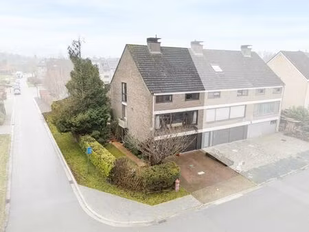 gezinswoning met 3 slaapkamers  2 garages en tuin te meise