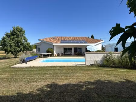 maison d’architecte d'environ 157m2 avec piscine et vue dégagée sur la campagne...