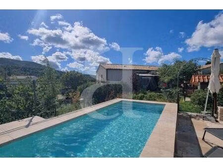 villa récente avec piscine et vue dégagée dans la région de